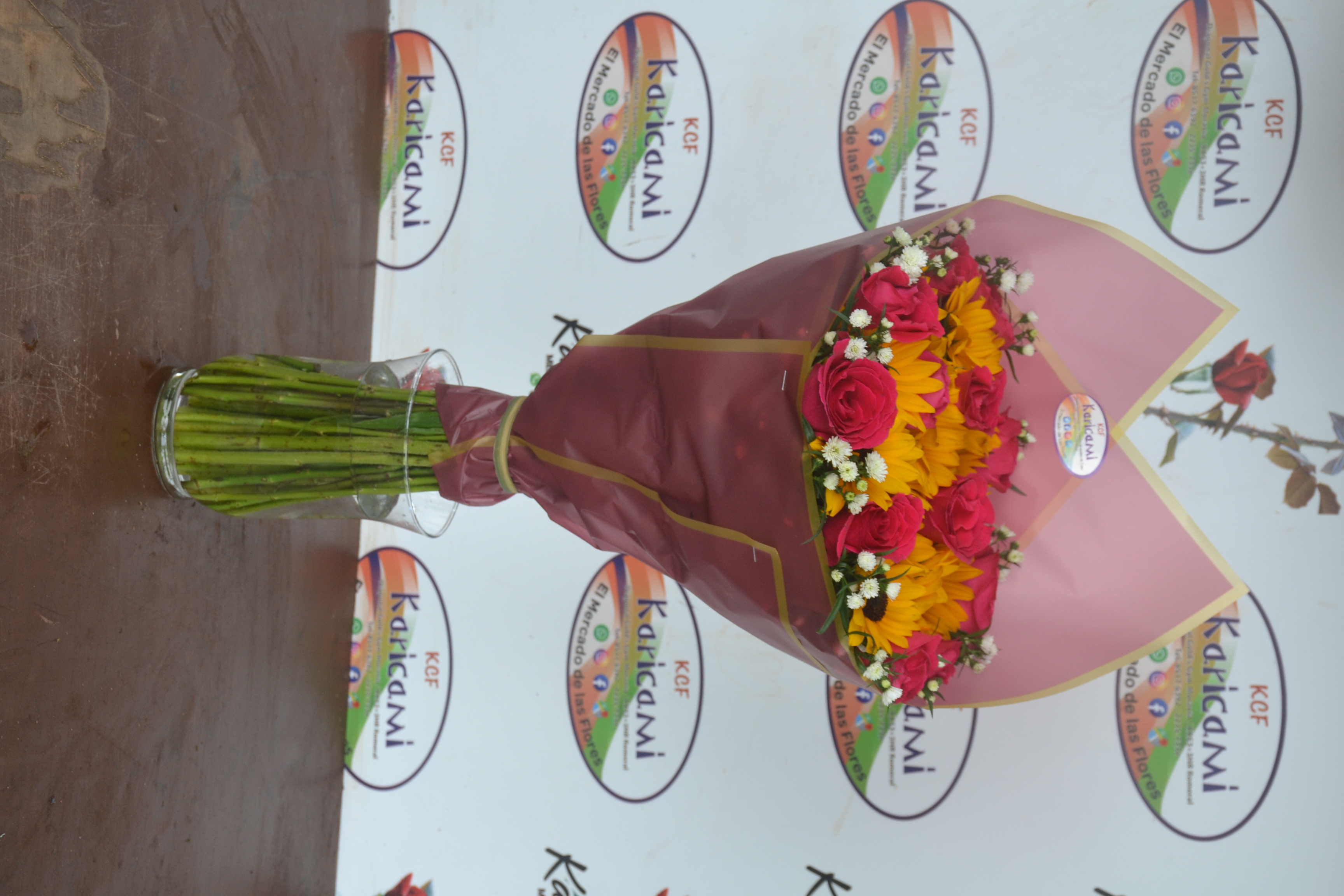Arreglo mixto girasoles y rosas